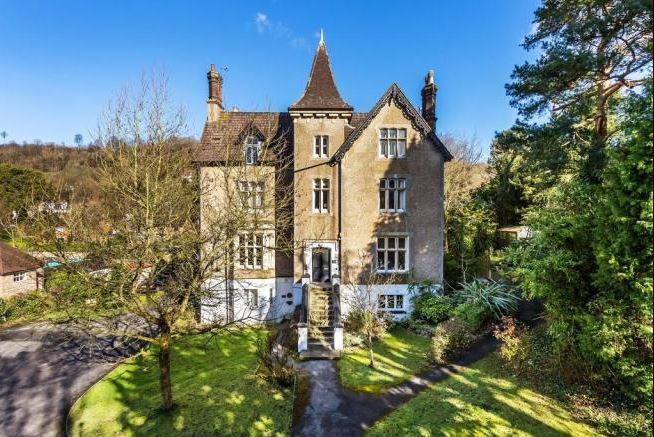 Flat Raglan Road in Reigate and Banstead