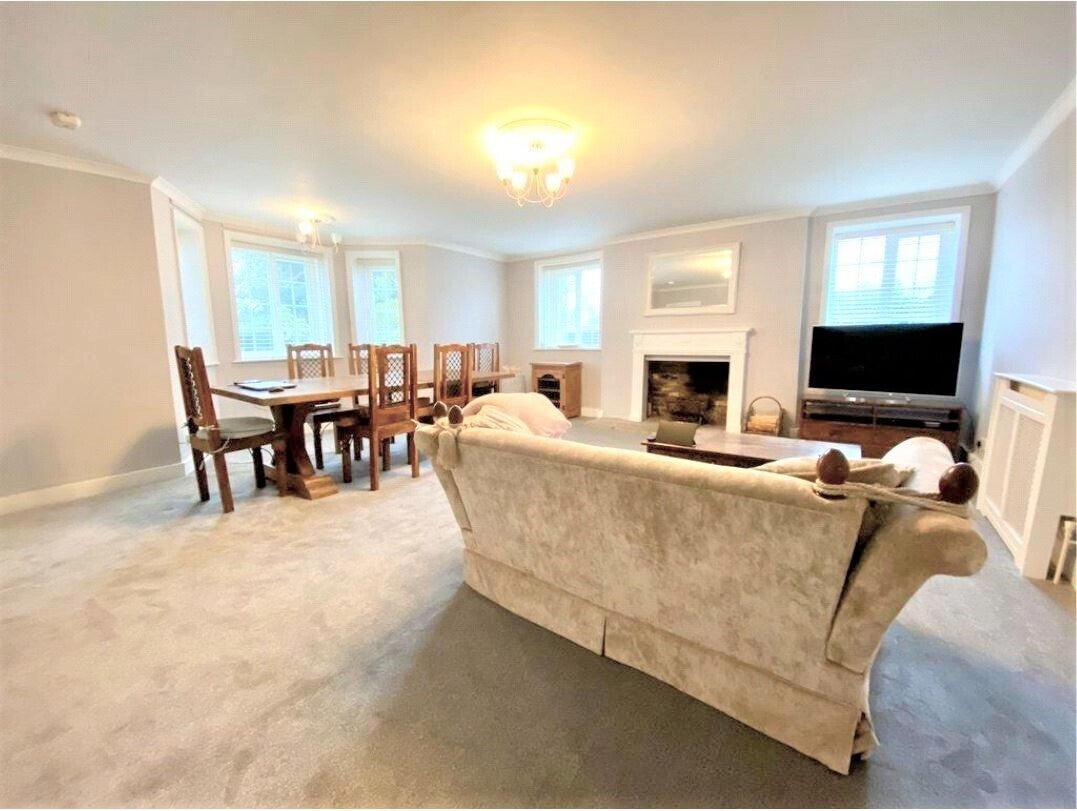 Flat Raglan Road in Reigate and Banstead