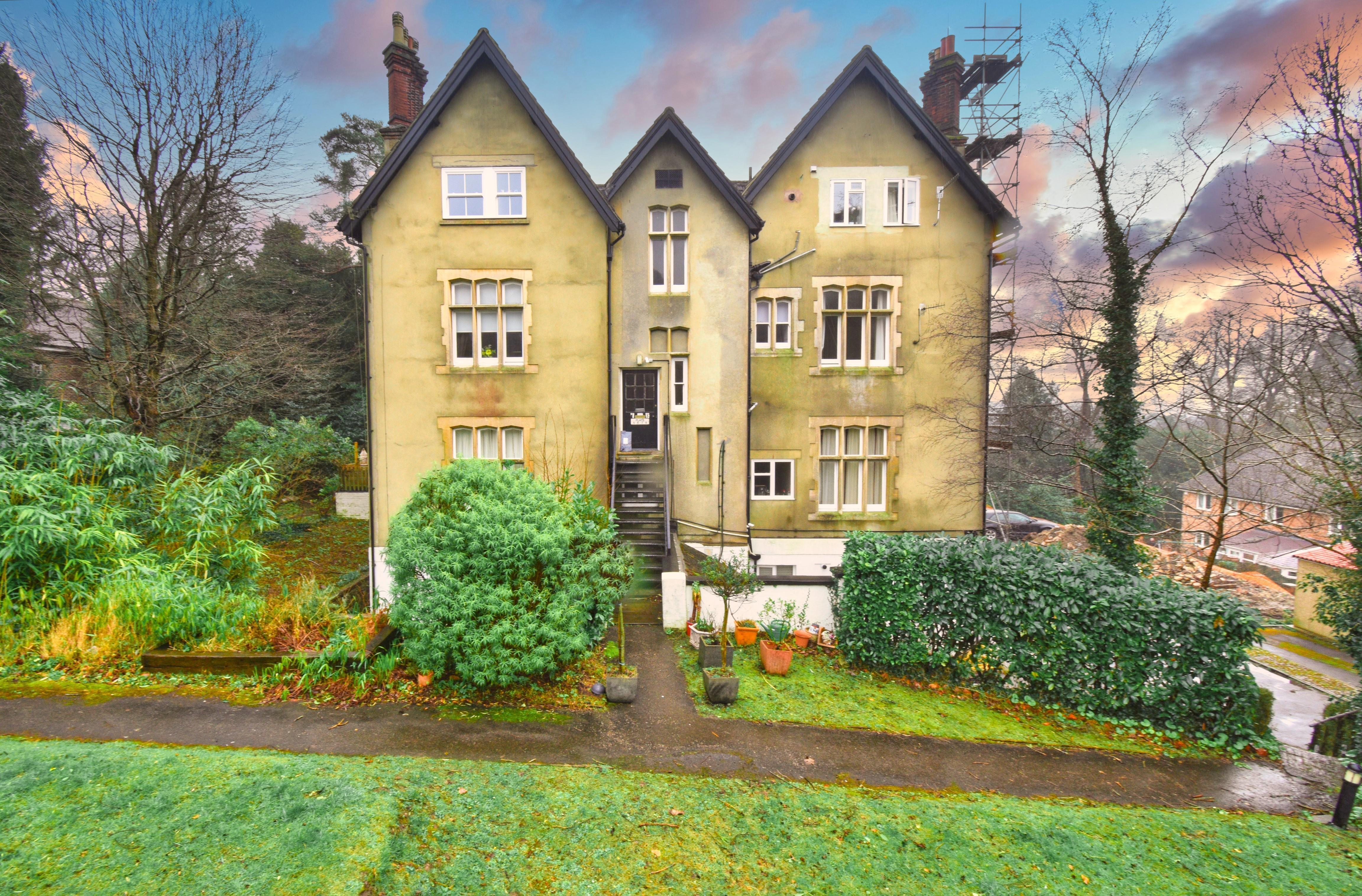 Flat Raglan Road in Reigate and Banstead