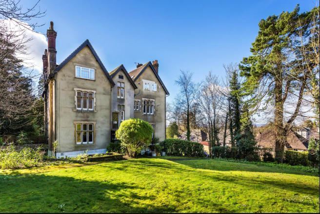 Flat Raglan Road in Reigate and Banstead