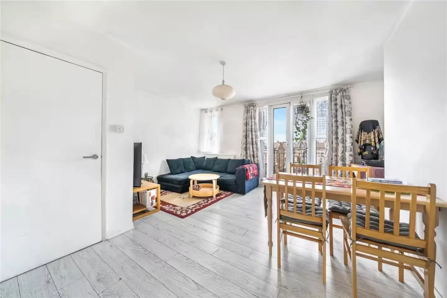 Flat Cornwall Road in Greater London