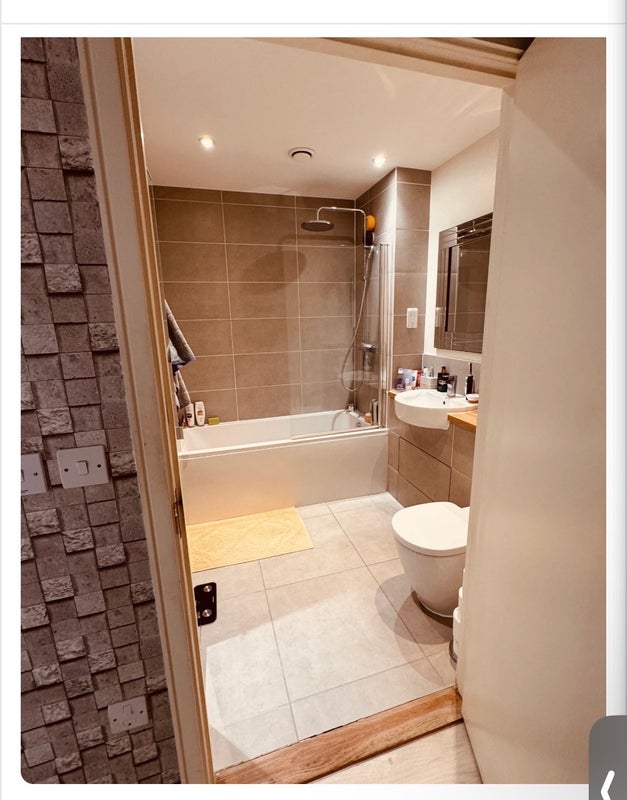 Room Hoe Street in Greater London