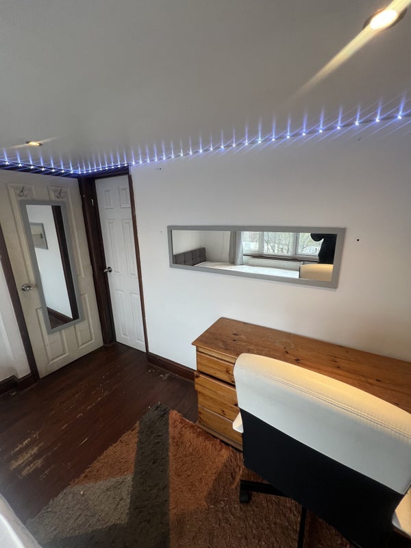 Room Hythe Road in Greater London