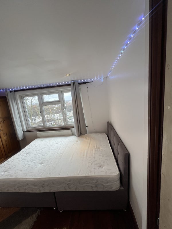 Room Hythe Road in Greater London