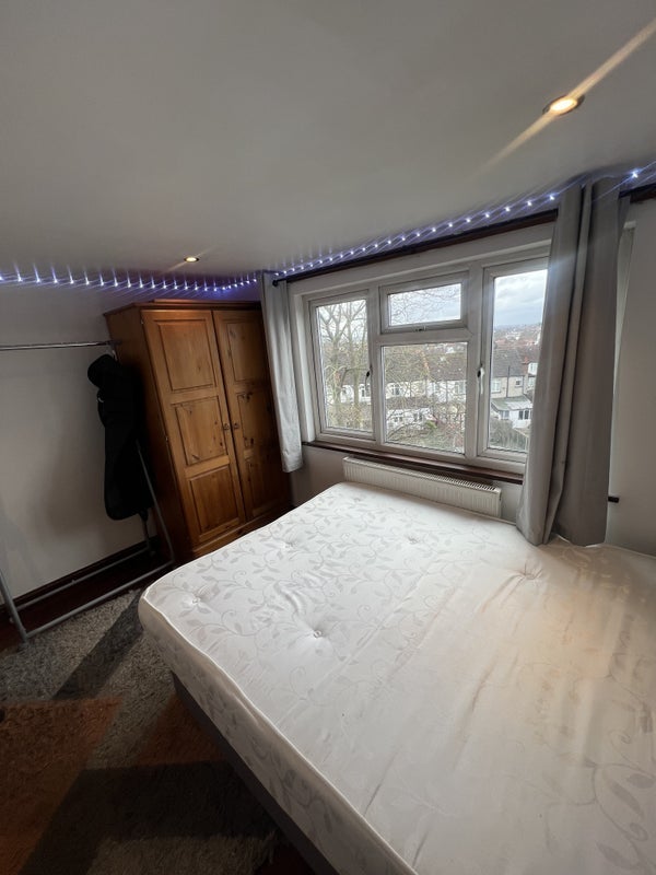 Room Hythe Road in Greater London