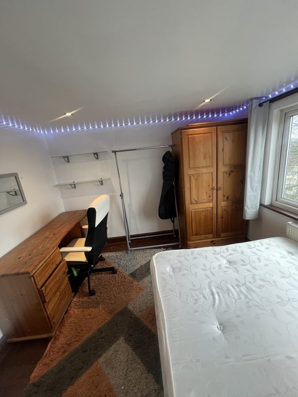 Room Hythe Road in Greater London