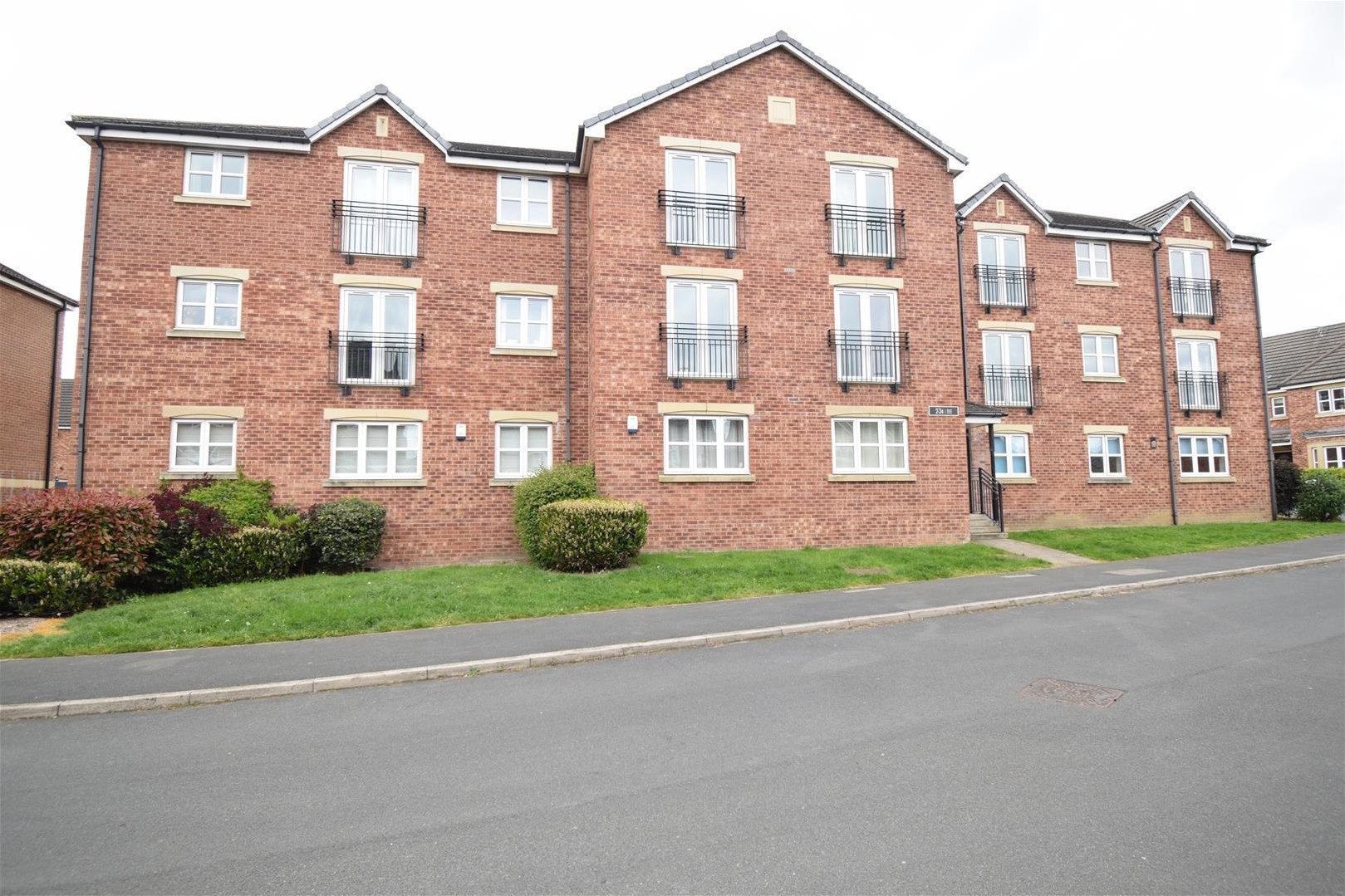 Flat Royal Troon Drive in Wakefield