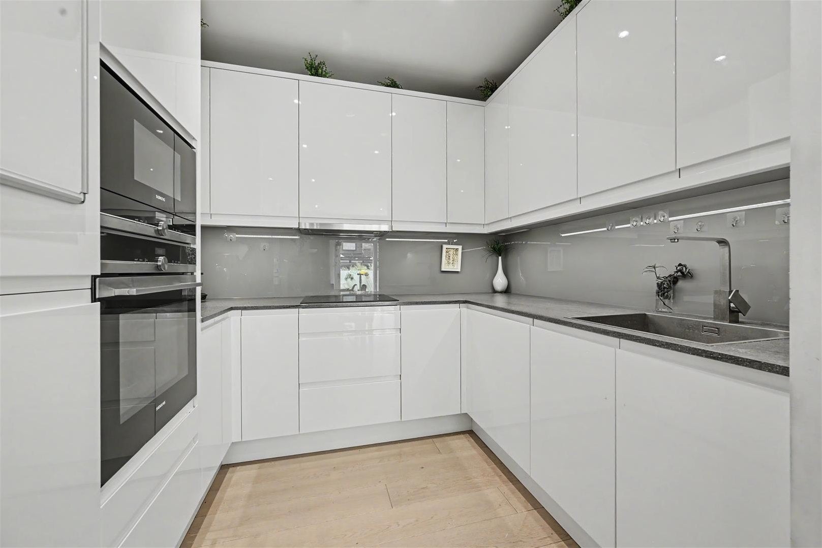Flat Lismore Boulevard in Greater London