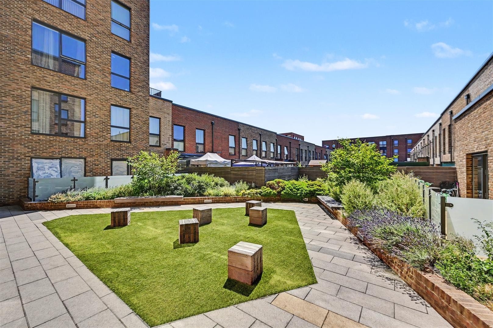 Flat Lismore Boulevard in Greater London