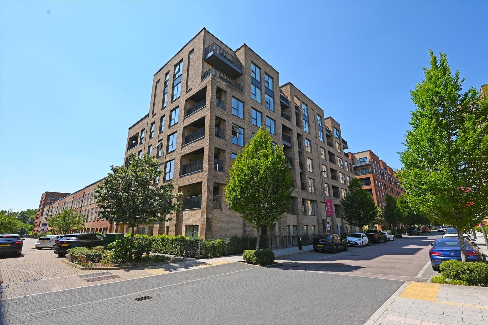 Flat Lismore Boulevard in Greater London