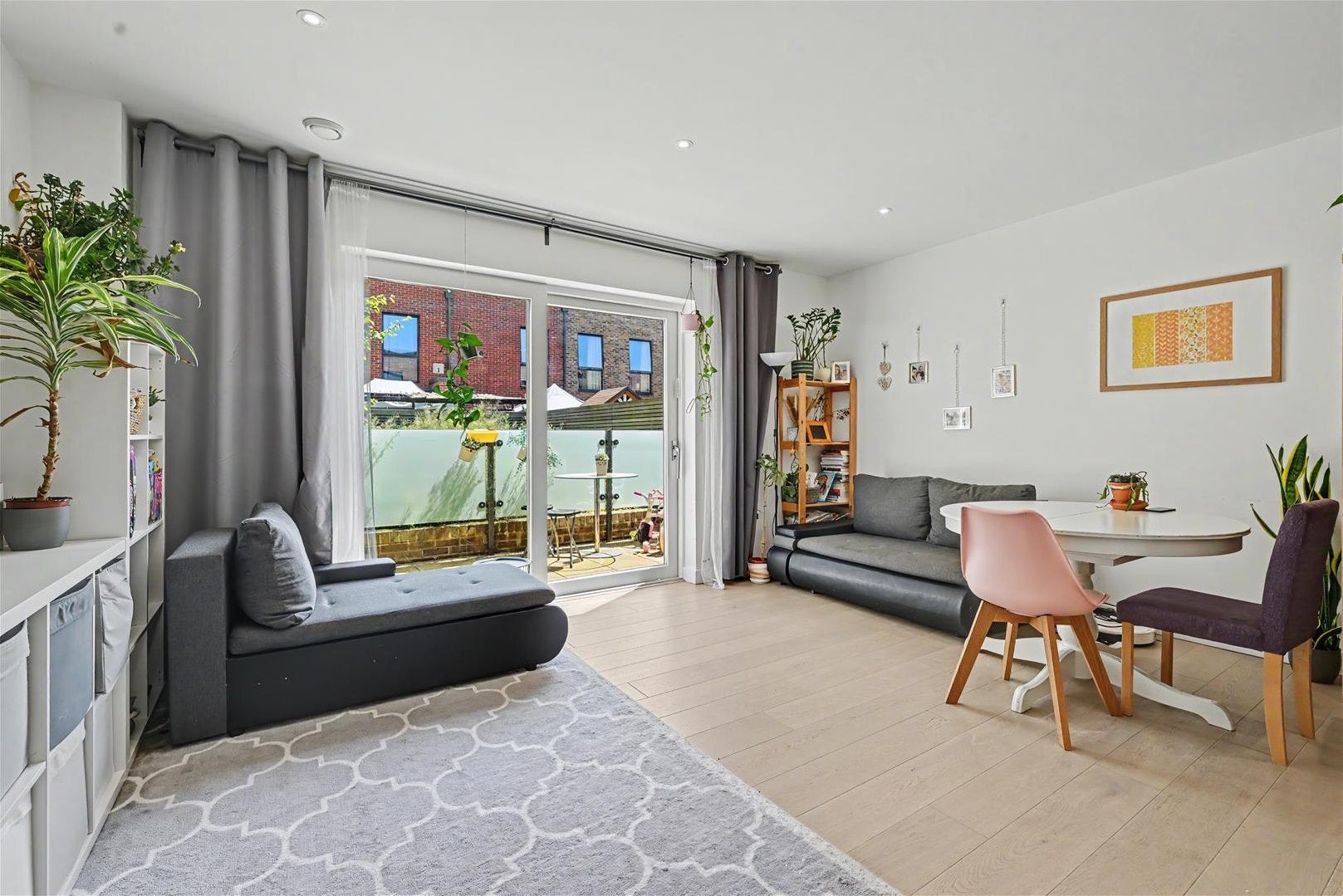 Flat Lismore Boulevard in Greater London