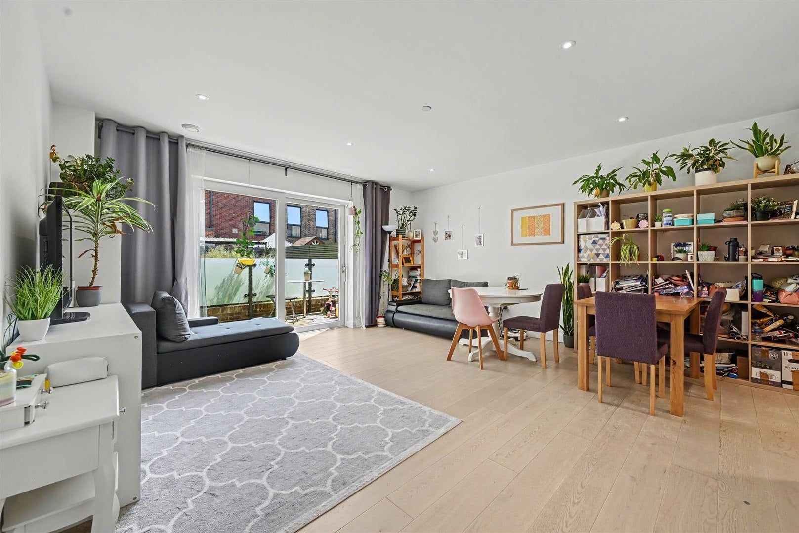 Flat Lismore Boulevard in Greater London