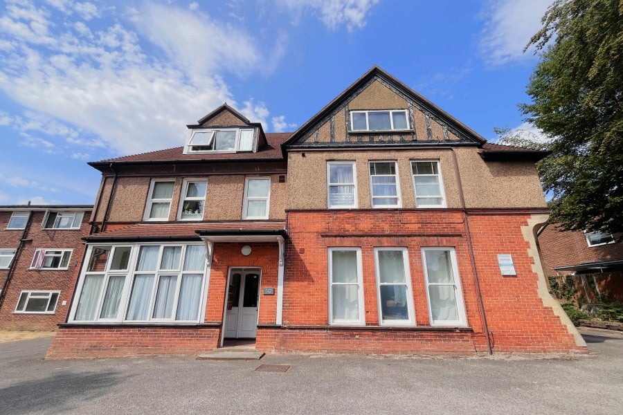 Flat Clandon Road in Guildford
