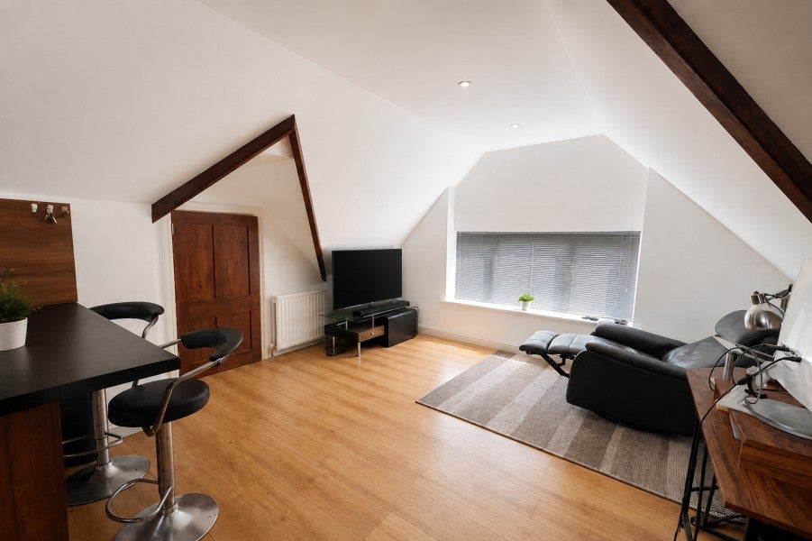 Flat Clandon Road in Guildford