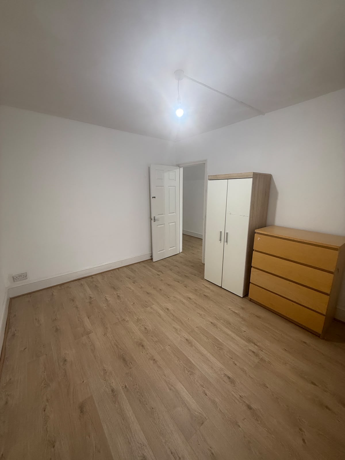 Flat Gordon Road in Greater London