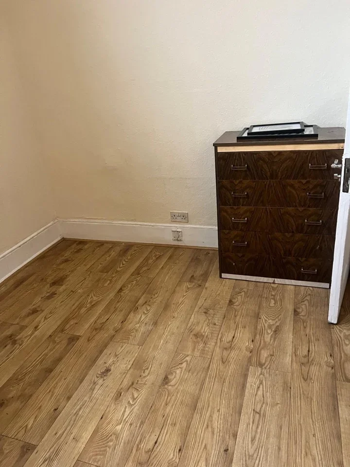 Room Leytonstone Road in Greater London