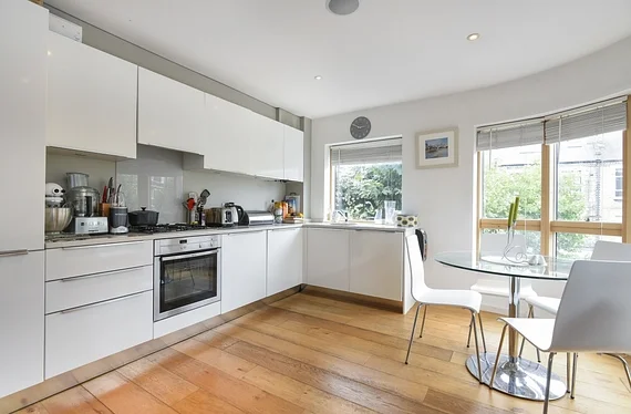 Flat Sangora Road in Greater London
