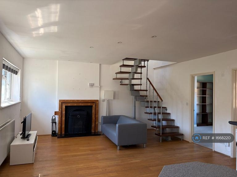 Flat Churchbury Road in Greater London