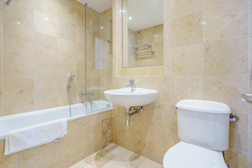 Flat Westferry Circus in Greater London