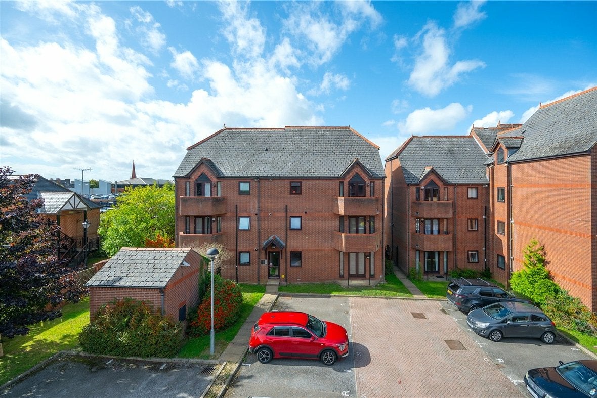 Flat Ashtree Court in St Albans