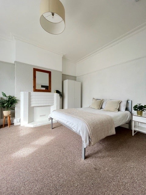 Room Egerton Road in Plymouth