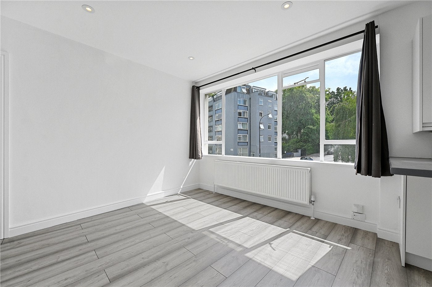 Flat Lansdowne Road in Greater London