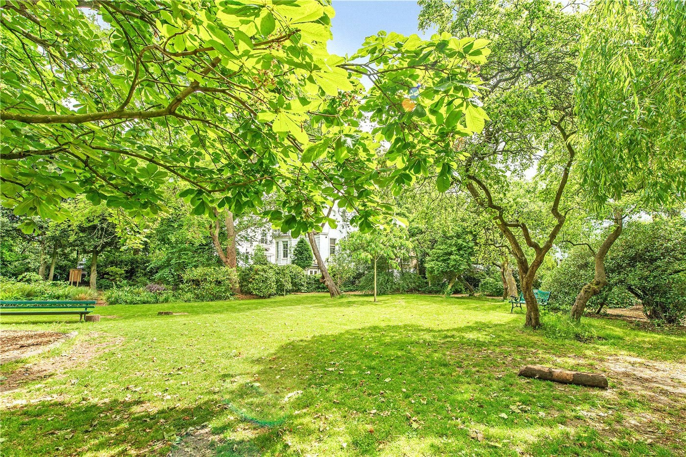 Flat Lansdowne Road in Greater London