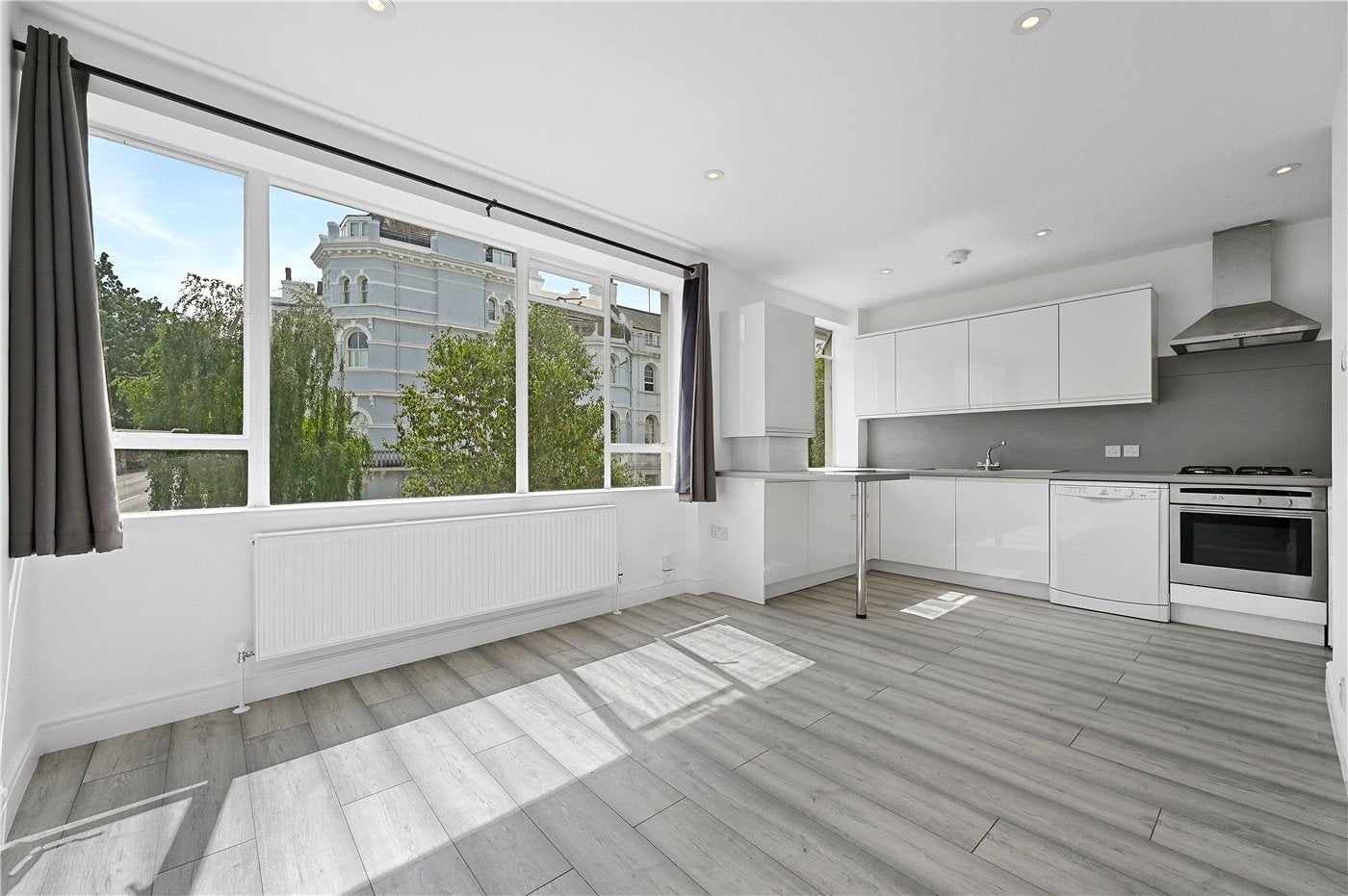 Flat Lansdowne Road in Greater London