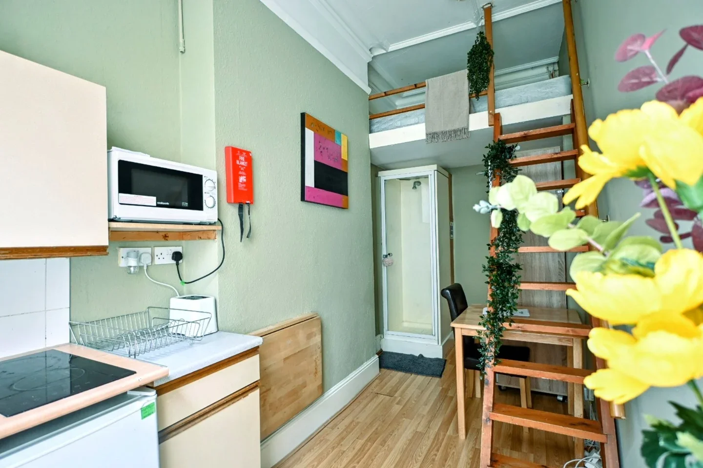 Flat Castletown Road in Greater London