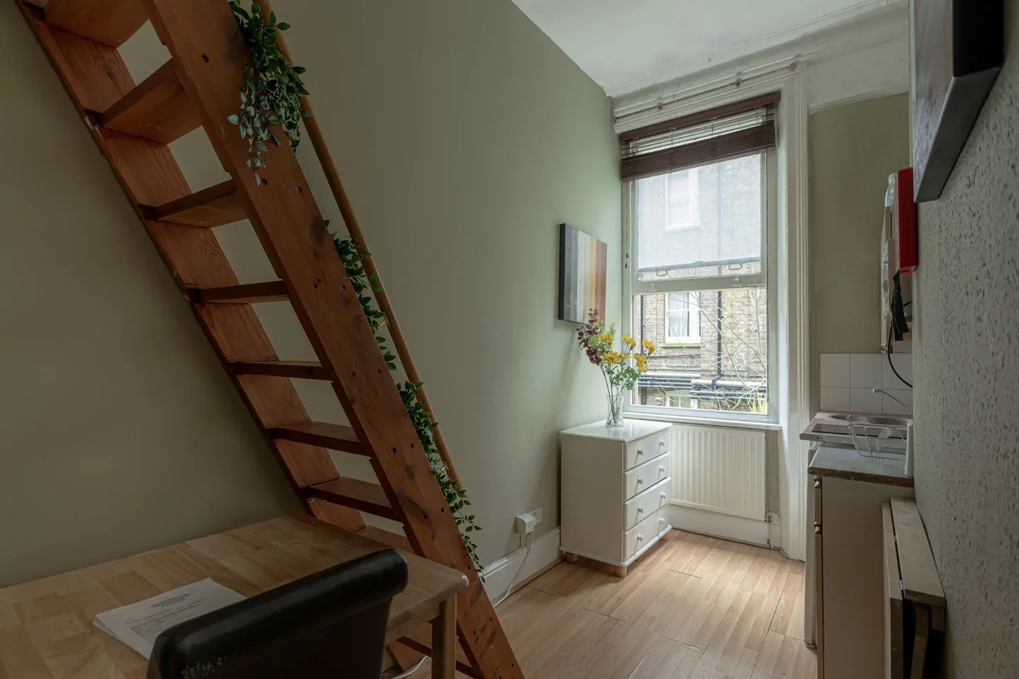 Flat Castletown Road in Greater London