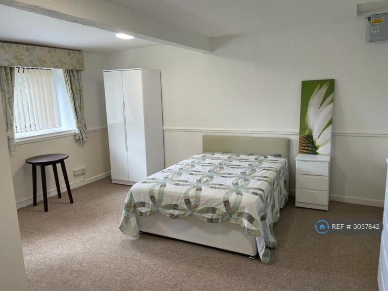 Room Halkyn Road in Milwr