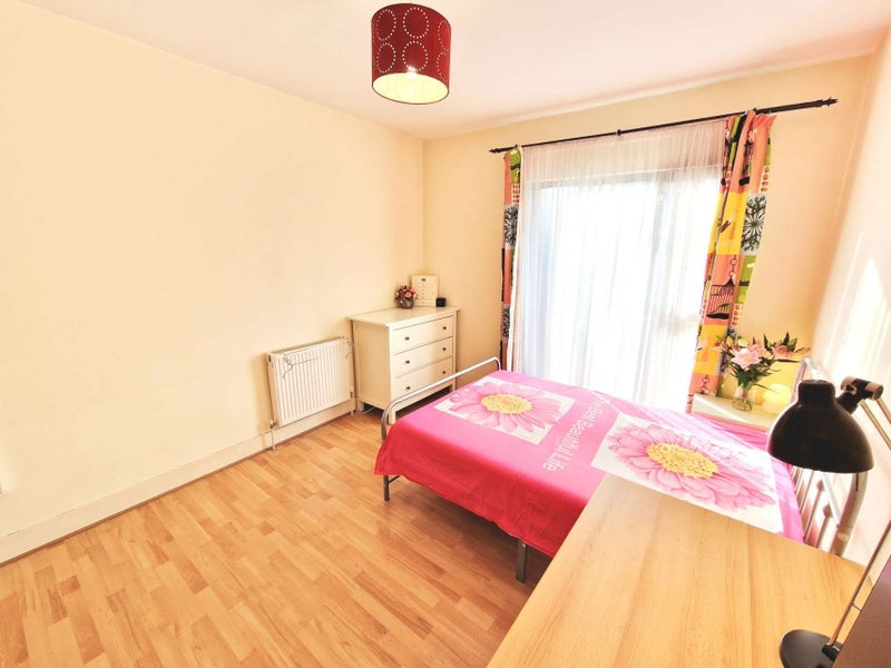 Room Queen's Road in Greater London