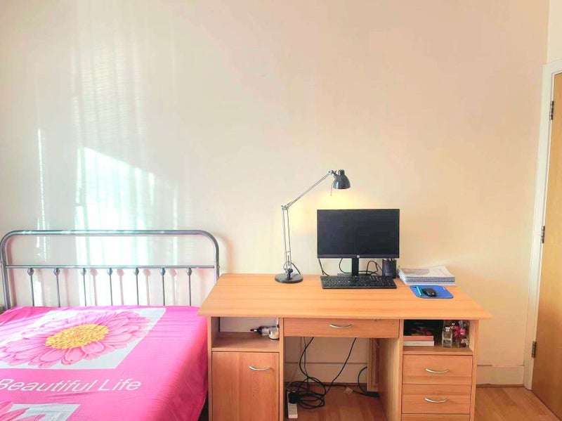 Room Queen's Road in Greater London