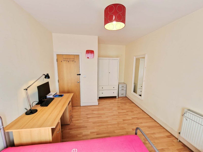 Room Queen's Road in Greater London