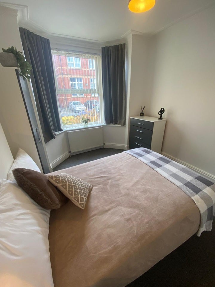 Room Strafford Road in Doncaster
