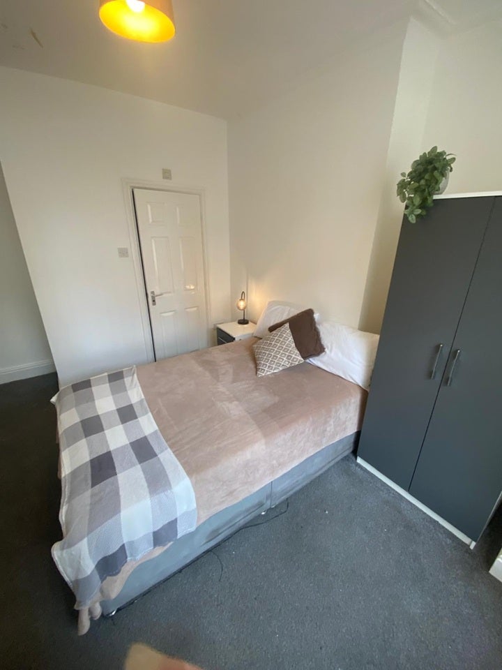 Room Strafford Road in Doncaster