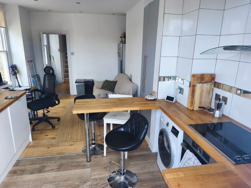 Flat Mazenod Avenue in Greater London