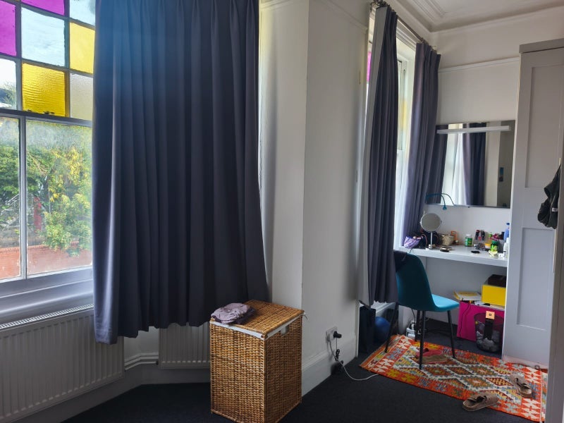 Flat Mazenod Avenue in Greater London