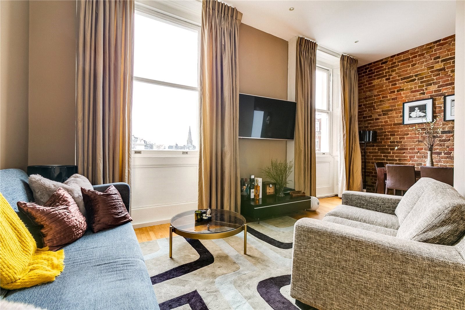Flat Gloucester Road in Greater London