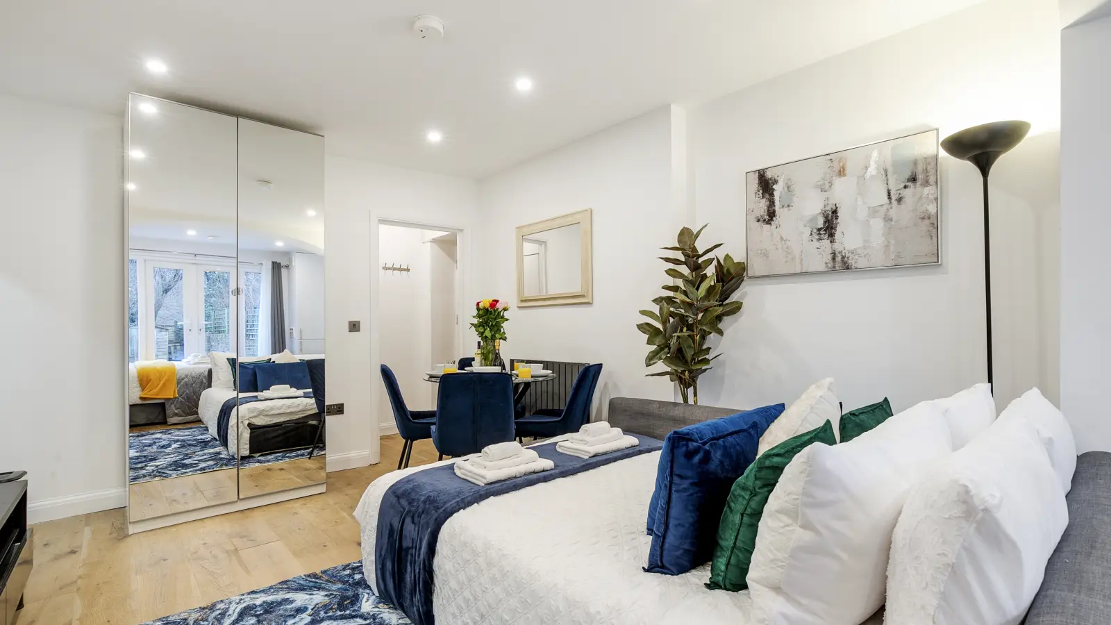 Flat Belsize Grove in Greater London