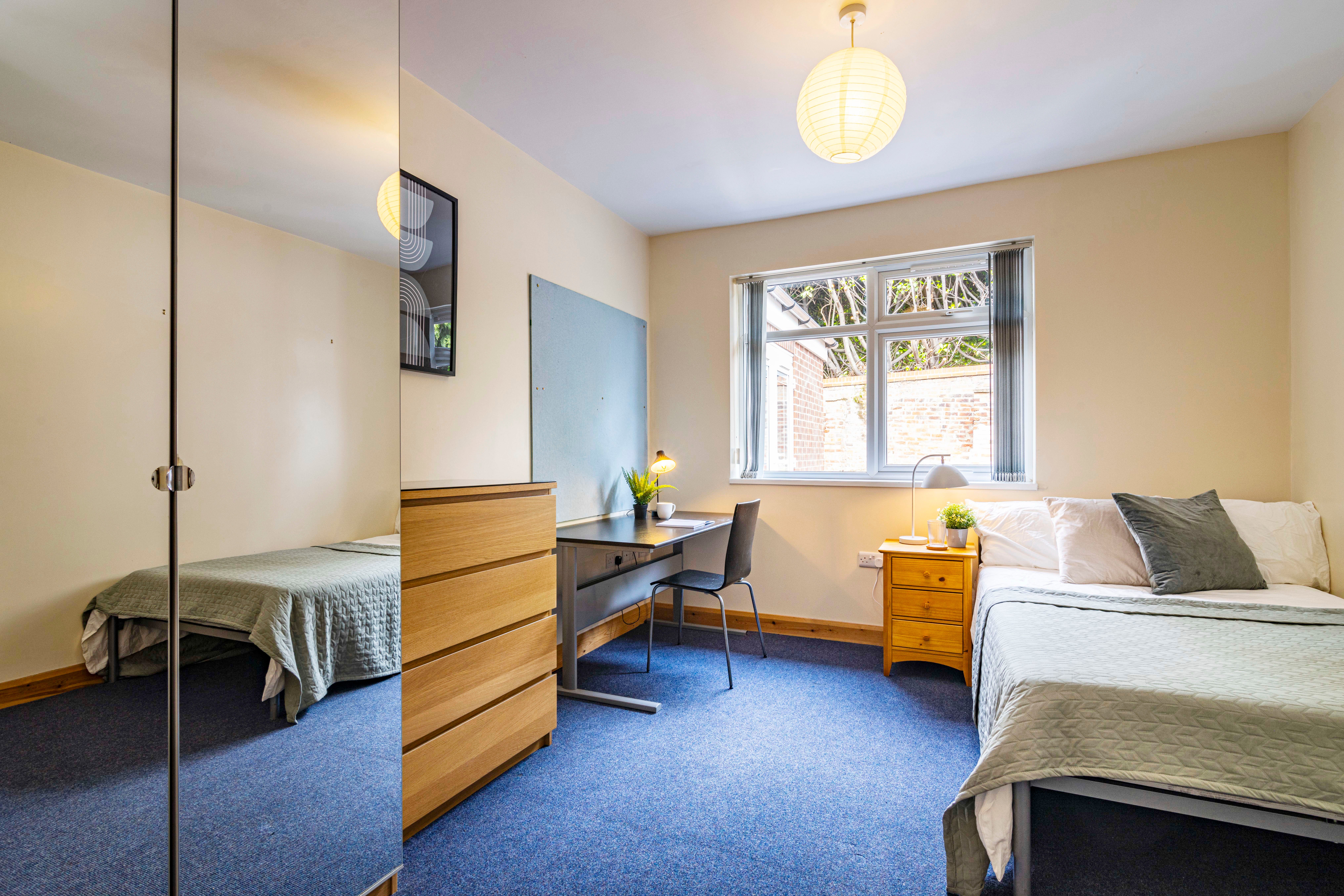Flat Harlaxton Drive in Nottingham