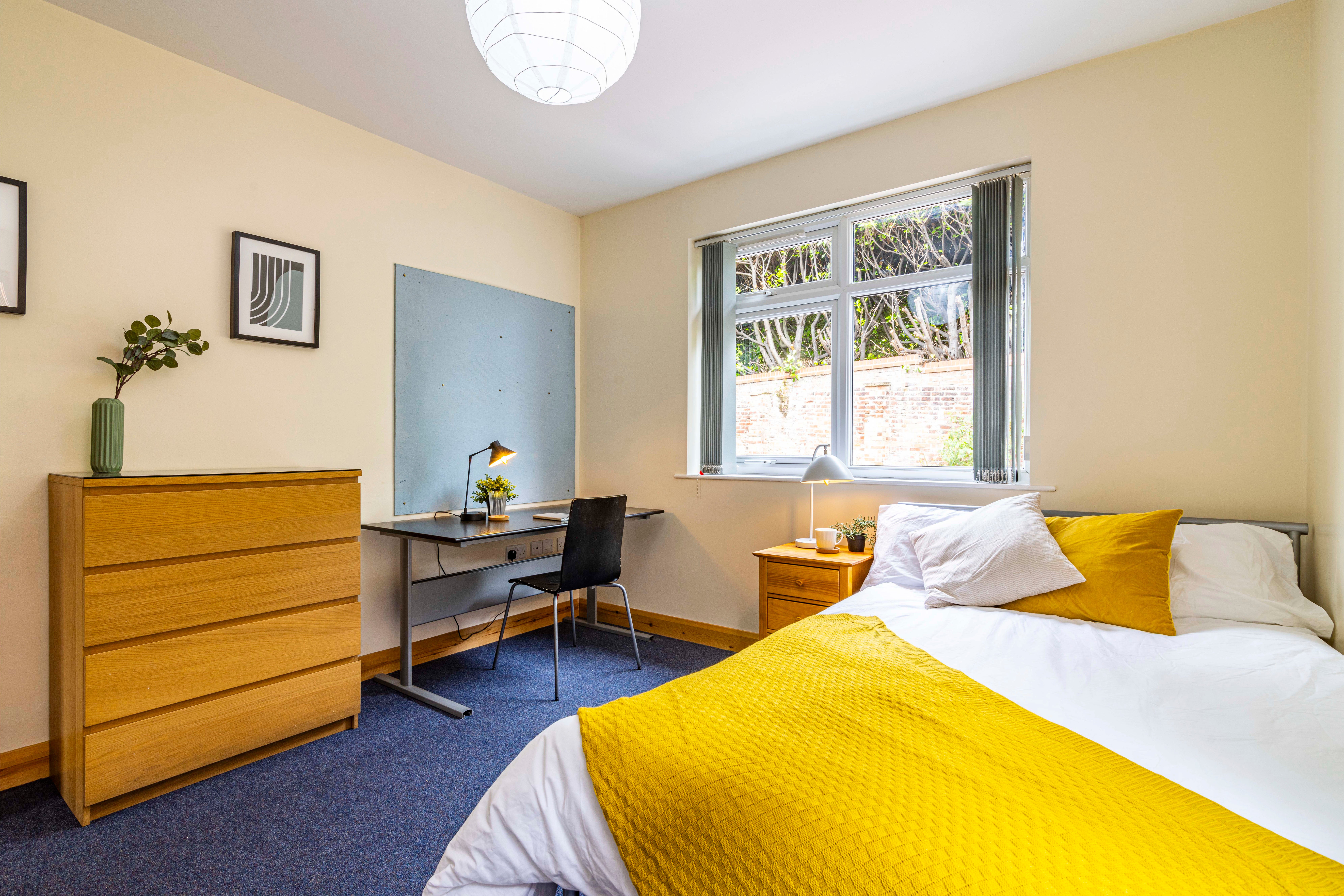 Flat Harlaxton Drive in Nottingham