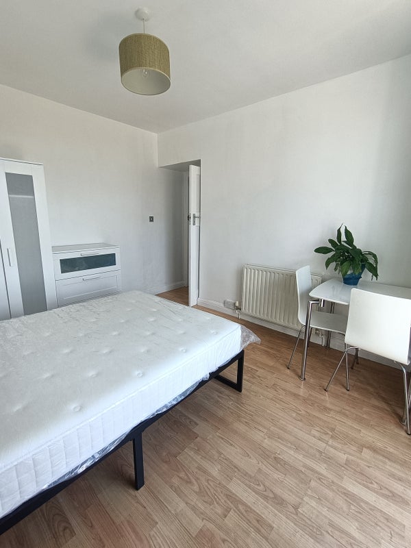 Room Norbury Cross in Greater London