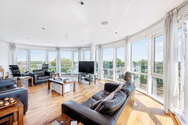 Flat Kew Bridge Road in Greater London