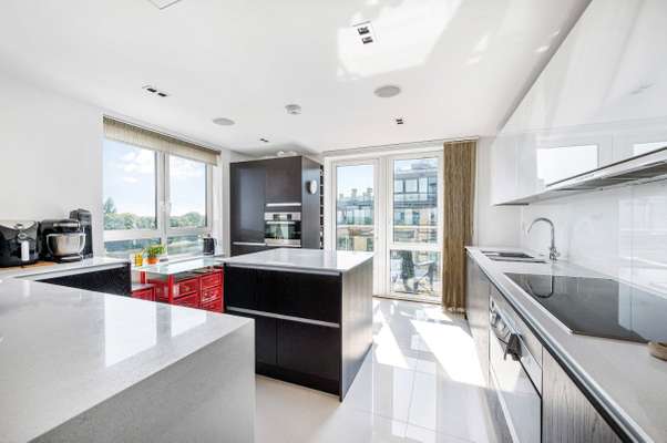 Flat Kew Bridge Road in Greater London