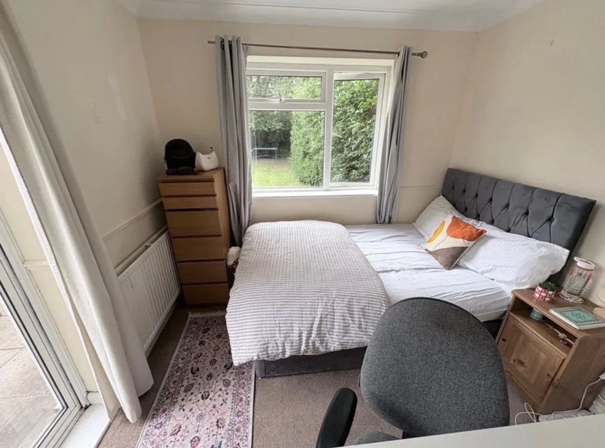 Room Fir Tree Road in Guildford
