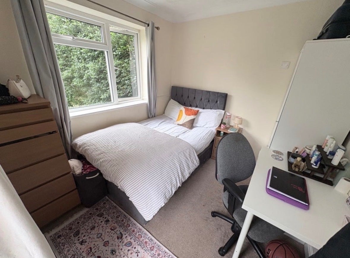 Room Fir Tree Road in Guildford
