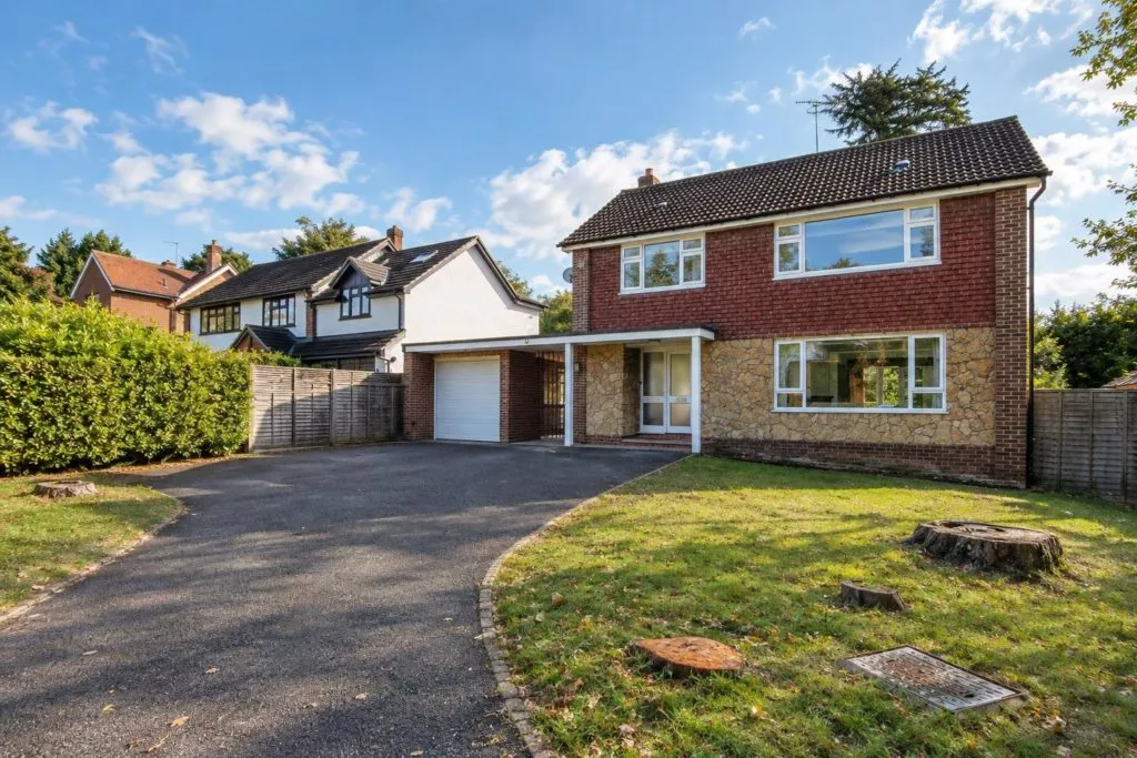 House Leatherhead Road in Mole Valley