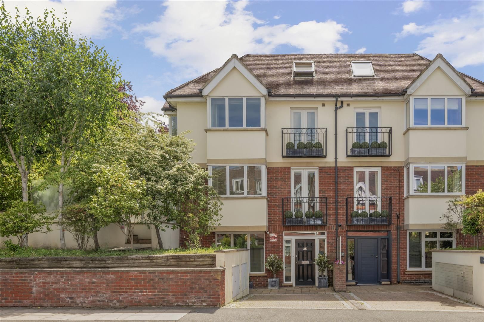 House Home Park Road in Greater London