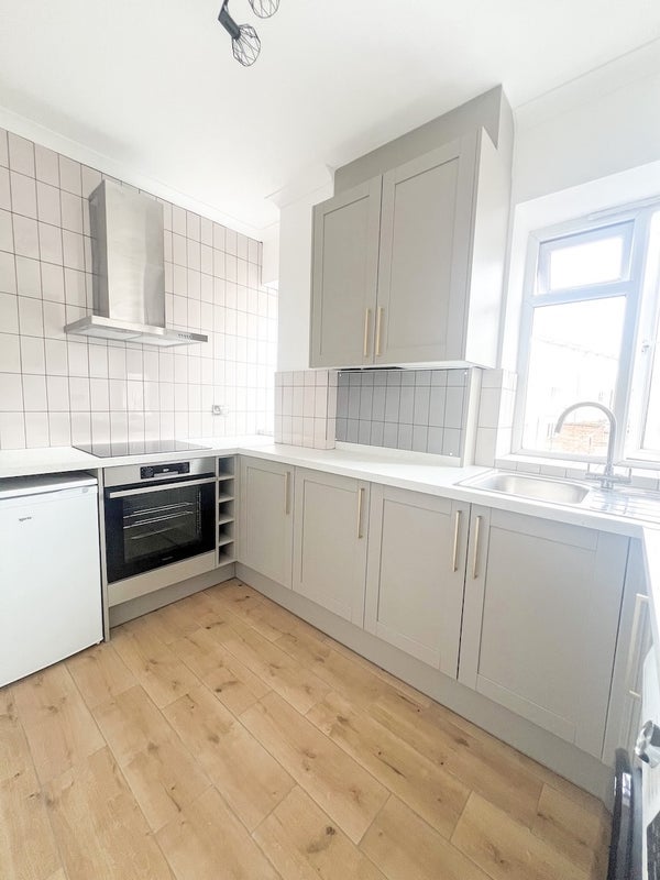 Flat Long Lane in Greater London
